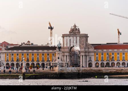 Am Wasser des Stadtzentrums von Lissabon, cais do sodre, Arco da Rua Augusta. Sonnenuntergang Licht vom Fluss aus Stockfoto