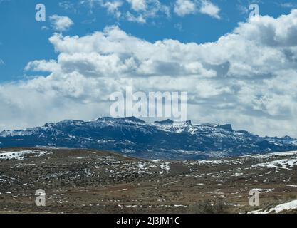 April im Absaroka Mountain Range. Dies ist die östliche Seite der Rocky Mountains, aufgenommen von Cody, Wyoming, mit einem Weitwinkelobjektiv. Yellowstone-Gebiet. Stockfoto