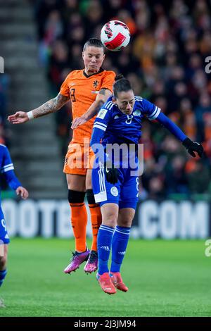 GRONINGEN - (lr) Sherida Spitse aus den Niederlanden, Andria Michael aus Zypern während des WM-Qualifying-Spiels der Niederlande mit Zypern im Euroborg-Stadion am 8. April 2022 in Groningen, Niederlande. ANP COR LASKER Stockfoto