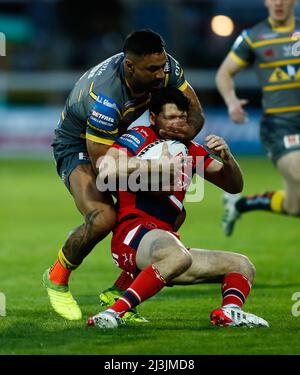 Hull KR's Lachlan Coote wird während des Betfred Challenge Cup, dem Viertelfinalspiel im Sewell Group Craven Park, Hull, angegangen. Bilddatum: Freitag, 8. April 2022. Stockfoto