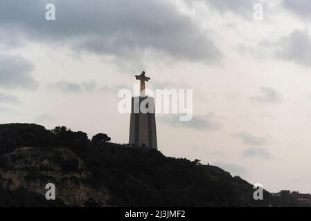 Jesus Christus-Denkmal am Tejo in Lissabon, Portugal gegen den Abendhimmel Stockfoto