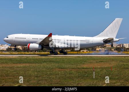 Ex Virgin Australia Airbus A330-243 (REG: 2-HXFJ), der in Malta anreist, um eine ACM-Anlage zur Lackierung zu erhalten. Stockfoto