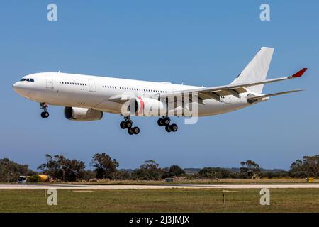 Ex Virgin Australia Airbus A330-243 (REG: 2-HXFJ), der in Malta anreist, um eine ACM-Anlage zur Lackierung zu erhalten. Stockfoto