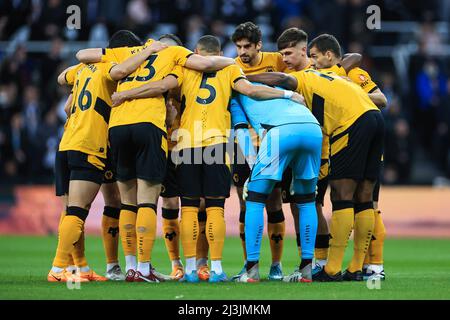 Newcastle, Großbritannien. 08. April 2022. Wolverhampton Wanderers Team huddle vor dem Spiel in, am 4/8/2022. Quelle: SIPA USA/Alamy Live News Stockfoto