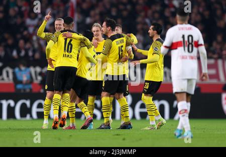 Stuttgart, Deutschland. 08. April 2022. Fußball, Bundesliga, VfB Stuttgart - Borussia Dortmund, Matchday 29 in der Mercedes-Benz Arena. Der Dortmunder Julian Brandt (Mitte) feiert mit seinen Teamkollegen sein Ziel für 0:1. Das Dortmunder Erling Haaland auf der linken Seite. WICHTIGER HINWEIS: Gemäß den Bestimmungen der DFL Deutsche Fußball Liga und des DFB Deutscher Fußball-Bund ist es untersagt, im Stadion und/oder vom Spiel aufgenommene Fotos in Form von Sequenzbildern und/oder videoähnlichen Fotoserien zu verwenden oder zu verwenden. Quelle: Tom Weller/dpa/Alamy Live News Stockfoto