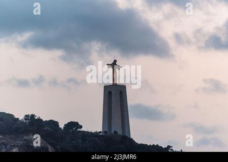 Jesus Christus-Denkmal am Tejo in Lissabon, Portugal gegen den Abendhimmel Stockfoto