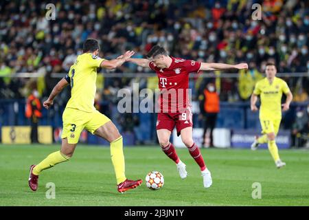 Estadio de la Ceramica, Villarreal, Italien, aprile 06, 2022, Robert Lewandowski (Bayern München) und Raul Albiol (Villarreal CF) während des FC Villarreal Stockfoto