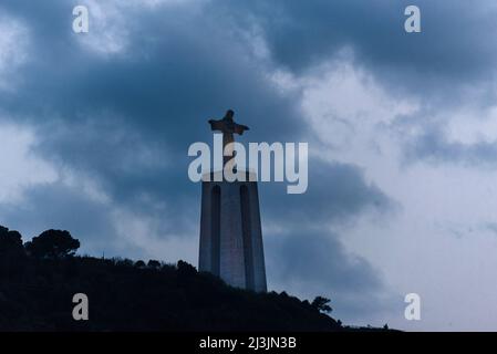 Jesus Christus-Denkmal am Tejo in Lissabon, Portugal gegen den Abendhimmel Stockfoto