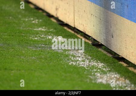 Stuttgart, Deutschland. 08. Apr, 2022. firo: 08.04.2022, Fuvuball, 1.Bundesliga, 1.Liga, Saison 2021/2022, VfB Stuttgart - BVB, - Borussia Dortmund Pitch, Regen, Wasser Credit: dpa/Alamy Live News Stockfoto