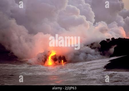 Wehender Dampf und schädliche Gase, wenn Kilauea ins Meer fließt, Hawaii Volcanoes Nat'l Park, Big Island of Hawaii Stockfoto