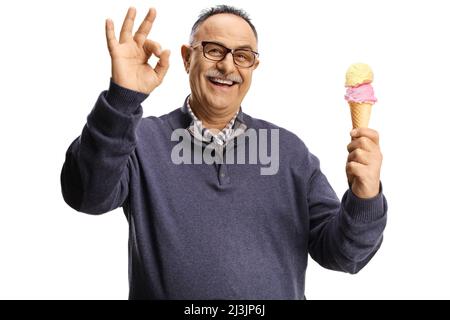 Glücklicher reifer Mann hält Eis in einem Kegel und gestikuliert gut isoliert auf weißem Hintergrund Stockfoto
