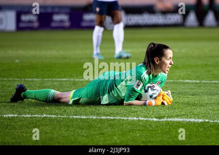 Llanelli, Großbritannien. 08. April 2022. Die walesische Torhüterin Laura O'Sullivan beansprucht den Ball. Wales gegen Frankreich in einer FIFA-Weltmeisterschaft der Frauen in Parc y Scarlets am 8.. April 2022 Quelle: Lewis Mitchell/Alamy Live News Stockfoto