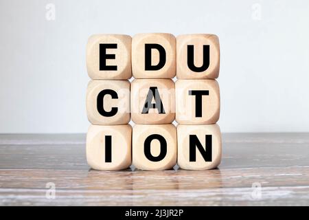 Bildung mit Holzblöcken und Ausrufezeichen Stockfoto