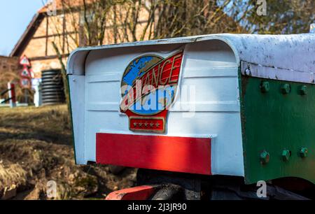 Die Nase des Vintage Road Roller mit buntem Logo 'Advance' und fünf Sternen. Stockfoto