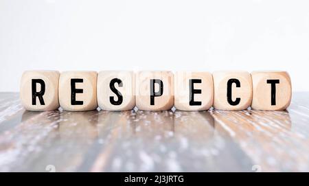 Respect Wort auf Holzblock geschrieben. Respect Text auf Tisch, Konzept Stockfoto