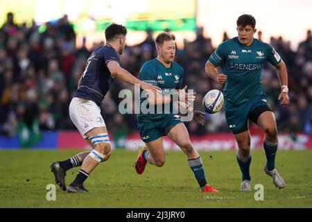 Kieran Marmion (Mitte) von Connacht wird von Leinster Jimmy O’Brien während des Heineken Champions Cup-Spiels auf dem Sportplatz in Galway angegangen. Bilddatum: Freitag, 8. April 2022. Stockfoto