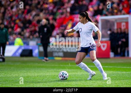 Llanelli, Großbritannien. 08. April 2022. Delphine Cascarino aus Frankreich in Aktion. Wales gegen Frankreich in einer FIFA-Weltmeisterschaft der Frauen in Parc y Scarlets am 8.. April 2022 Quelle: Lewis Mitchell/Alamy Live News Stockfoto