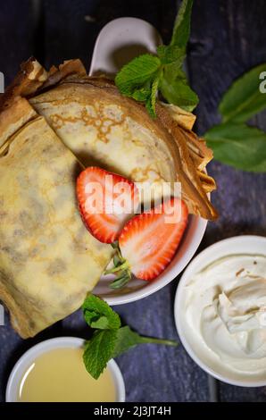 Pfannkuchen mit Honig und Erdbeeren, Blick von oben Stockfoto