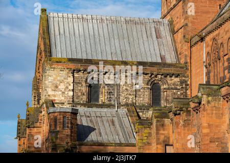 Außenansicht der alten Kathedrale im Stadtzentrum an einem wunderschönen Frühlingsmorgen. Carlisle, England. Stockfoto