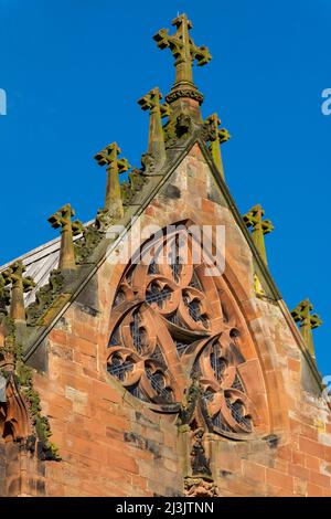 Außenansicht der alten Kathedrale im Stadtzentrum an einem wunderschönen Frühlingsmorgen. Carlisle, England. Stockfoto