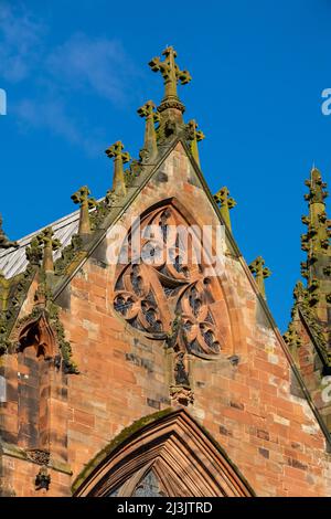 Außenansicht der alten Kathedrale im Stadtzentrum an einem wunderschönen Frühlingsmorgen. Carlisle, England. Stockfoto