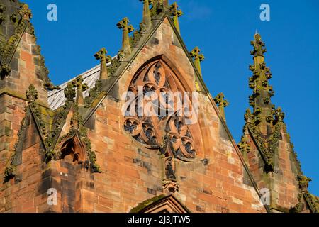 Außenansicht der alten Kathedrale im Stadtzentrum an einem wunderschönen Frühlingsmorgen. Carlisle, England. Stockfoto
