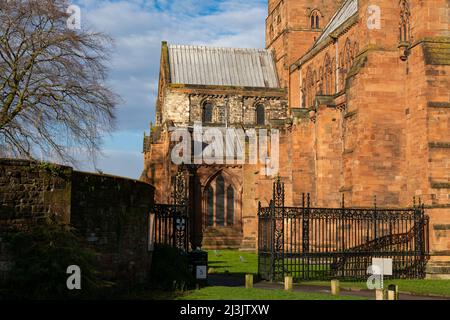 Außenansicht der alten Kathedrale im Stadtzentrum an einem wunderschönen Frühlingsmorgen. Carlisle, England. Stockfoto