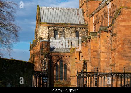 Außenansicht der alten Kathedrale im Stadtzentrum an einem wunderschönen Frühlingsmorgen. Carlisle, England. Stockfoto