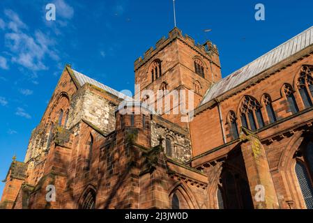 Außenansicht der alten Kathedrale im Stadtzentrum an einem wunderschönen Frühlingsmorgen. Carlisle, England. Stockfoto
