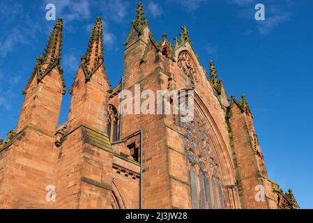 Außenansicht der alten Kathedrale im Stadtzentrum an einem wunderschönen Frühlingsmorgen. Carlisle, England. Stockfoto