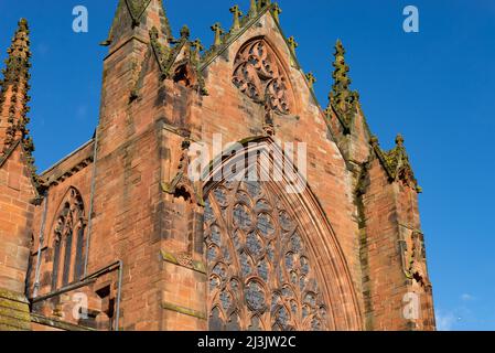 Außenansicht der alten Kathedrale im Stadtzentrum an einem wunderschönen Frühlingsmorgen. Carlisle, England. Stockfoto