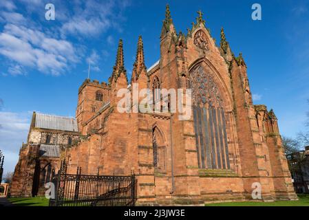 Außenansicht der alten Kathedrale im Stadtzentrum an einem wunderschönen Frühlingsmorgen. Carlisle, England. Stockfoto