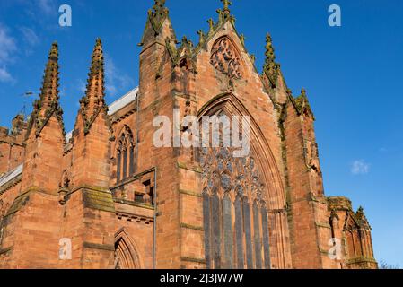 Außenansicht der alten Kathedrale im Stadtzentrum an einem wunderschönen Frühlingsmorgen. Carlisle, England. Stockfoto
