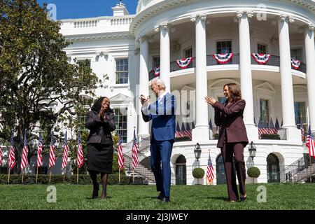 Washington, DC, USA. 08. April 2022. US-Präsident Joe Biden (C) und Vizepräsidentin Kamala Harris (R) haben die Kandidatin Ketanji Brown Jackson (L) zum Gedenken an ihren Beitritt zum Hohen Gericht am South Lawn des Weißen Hauses in Washington, DC, USA, am 08. April 2022 bestätigt. Quelle: Jim LoScalzo/Pool via CNP/dpa/Alamy Live News Stockfoto