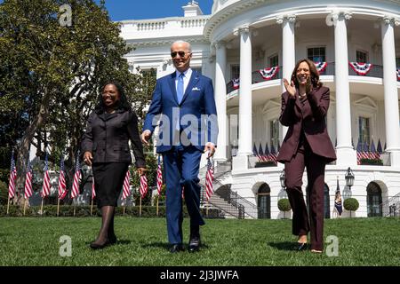 Washington, DC, USA. 08. April 2022. US-Präsident Joe Biden (C) und Vizepräsidentin Kamala Harris (R) haben die Kandidatin Ketanji Brown Jackson (L) zum Gedenken an ihren Beitritt zum Hohen Gericht am South Lawn des Weißen Hauses in Washington, DC, USA, am 08. April 2022 bestätigt. Quelle: Jim LoScalzo/Pool via CNP/dpa/Alamy Live News Stockfoto