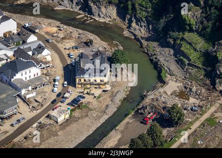 Luftaufnahme, überflutetes Gebiet an der Ahr und zerstörter Gasthof zur Saffenburg in Mayschoß, Ahrflut, Ahrtal, Rheinland-Pfalz, Deutschland, Ahr Stockfoto