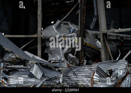 Gostomel, Kiew, Ukraine. 8. April 2022. Reste der AN-124 in einem Hangar. Der Flughafen Antonov, auch bekannt als Gostomel oder Hostomel Airport (GML), im nordwestlichen Vorort von Kiew, war während der russischen Angriffe im Februar 2022 schwer beschädigt worden. In den Hangars sind Überreste einer Antonov AN-124 und der an-225 (Mriya/Dream), des größten Flugzeugs der Welt, zu sehen. (Bild: © Valeria Ferraro/ZUMA Press Wire) Bild: ZUMA Press, Inc./Alamy Live News Stockfoto