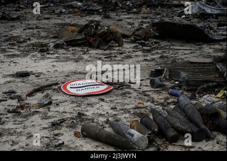 Gostomel, Kiew, Ukraine. 8. April 2022. Reste von Munitionsmaterial, die im Flughafen zu sehen sind. Der Flughafen Antonov, auch bekannt als Gostomel oder Hostomel Airport (GML), im nordwestlichen Vorort von Kiew, war während der russischen Angriffe im Februar 2022 schwer beschädigt worden. In den Hangars sind Überreste einer Antonov AN-124 und der an-225 (Mriya/Dream), des größten Flugzeugs der Welt, zu sehen. (Bild: © Valeria Ferraro/ZUMA Press Wire) Bild: ZUMA Press, Inc./Alamy Live News Stockfoto