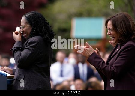 Washington DC, USA. 08. April 2022. Die Vizepräsidentin der Vereinigten Staaten, Kamala Harris, reagiert als Ketanji Brown Jackson, der Richter des Obersten Gerichtshofs, bestätigt, als sie am 8. April 2022 ihre Bestätigung auf dem South Lawn des Weißen Hauses in Washington feiert. Quelle: Yuri Gripas/Pool via CNP /MediaPunch Quelle: MediaPunch Inc/Alamy Live News Stockfoto