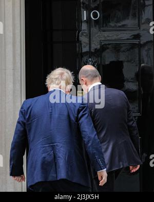 Westminster, London, Großbritannien. 08. April 2022. Der britische Premierminister Boris Johnson begrüßt heute den deutschen Bundeskanzler Olaf Scholz in der Downing Street zu Gesprächen über die Lage in der Ukraine sowie über internationale und bilaterale Themen. Kredit: Imageplotter/Alamy Live Nachrichten Stockfoto