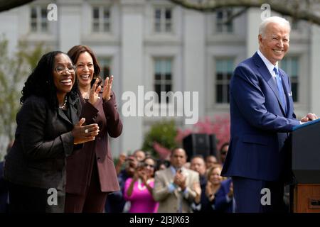 Washington DC, USA. 08. April 2022. Der US-Präsident Joe Biden und die Vizepräsidentin Kamala Harris begrüßen Richter Ketanji Brown Jackson (L) auf ihre historische Bestätigung des Senats, am 8. April 2022 am South Lawn des Weißen Hauses in Washington als stellvertretender Richter des Obersten Gerichtshofs tätig zu sein. Quelle: Yuri Gripas/Pool via CNP /MediaPunch Quelle: MediaPunch Inc/Alamy Live News Stockfoto