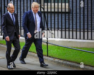 Westminster, London, Großbritannien. 08. April 2022. Der britische Premierminister Boris Johnson begrüßt heute den deutschen Bundeskanzler Olaf Scholz in der Downing Street zu Gesprächen über die Lage in der Ukraine sowie über internationale und bilaterale Themen. Kredit: Imageplotter/Alamy Live Nachrichten Stockfoto