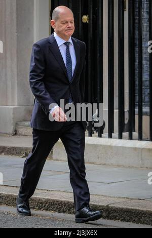 Westminster, London, Großbritannien. 08. April 2022. Der britische Premierminister Boris Johnson begrüßt heute den deutschen Bundeskanzler Olaf Scholz in der Downing Street zu Gesprächen über die Lage in der Ukraine sowie über internationale und bilaterale Themen. Kredit: Imageplotter/Alamy Live Nachrichten Stockfoto