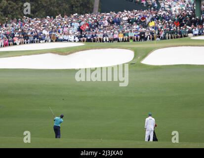 Augusta, USA. 08. April 2022. Caddie Joe Lacava beobachtet, wie Tiger Woods in der zweiten Runde des Masters-Golfturniers im Augusta National Golf Club in Augusta, Georgia, am Freitag, den 8. April 2022, seinen Annäherungsschuss auf das 7.-Loch traf. Foto von John Angelillo/UPI Credit: UPI/Alamy Live News Stockfoto