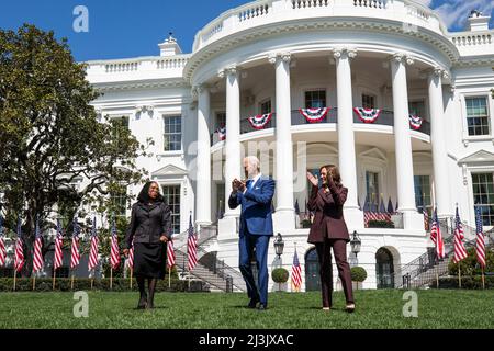 Washington DC, USA. 08. April 2022. US-Präsident Joe Biden (C) und Vizepräsidentin Kamala Harris (R) haben die Kandidatin Ketanji Brown Jackson (L) zum Gedenken an ihren Beitritt zum Hohen Gericht am South Lawn des Weißen Hauses in Washington, DC, USA, am 08. April 2022 bestätigt.Quelle: Jim LoScalzo/Pool via CNP /MediaPunch Quelle: MediaPunch Inc/Alamy Live News Stockfoto