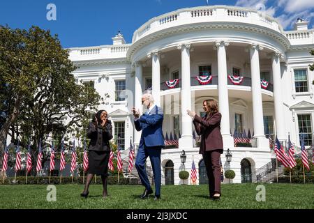 Washington DC, USA. 08. April 2022. US-Präsident Joe Biden (C) und Vizepräsidentin Kamala Harris (R) haben die Kandidatin Ketanji Brown Jackson (L) zum Gedenken an ihren Beitritt zum Hohen Gericht am South Lawn des Weißen Hauses in Washington, DC, USA, am 08. April 2022 bestätigt.Quelle: Jim LoScalzo/Pool via CNP /MediaPunch Quelle: MediaPunch Inc/Alamy Live News Stockfoto