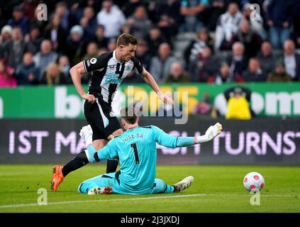 Wolverhampton Wanderers Torwart Jose Sa fouls Chris Wood von Newcastle United, was zu einer Strafe während des Spiels in der Premier League im St James' Park, Newcastle, führt. Bilddatum: Freitag, 8. April 2022. Stockfoto