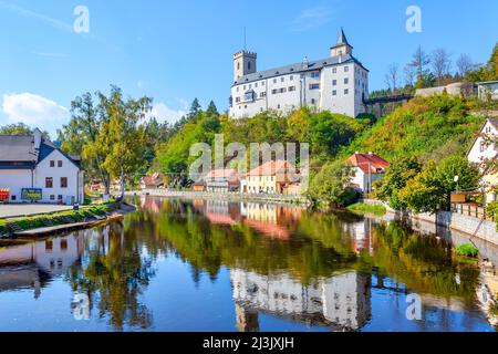 Rozmberk nad Vltavou, Tschechische Republik - 4. Oktober 2009: Burg Rozmberk auf dem Hügel und der Moldau Stockfoto