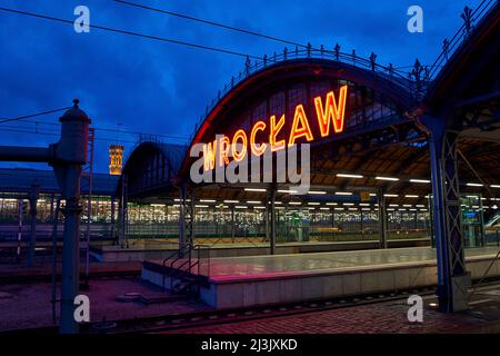 Bahnsteig des Bahnhofs Wroclaw Glowny in der Abenddämmerung Stockfoto