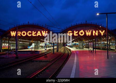 Bahnsteig des Bahnhofs Wroclaw Glowny in der Abenddämmerung Stockfoto
